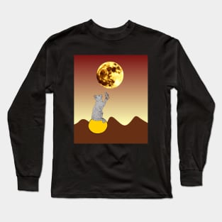 cat playing with the mouse Long Sleeve T-Shirt